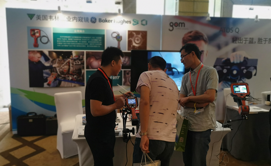 北京韋林意威特工業(yè)內(nèi)窺鏡有限公司的技術(shù)人員，正在為與會者介紹韋林工業(yè)內(nèi)窺鏡在汽車檢測方面的應(yīng)用